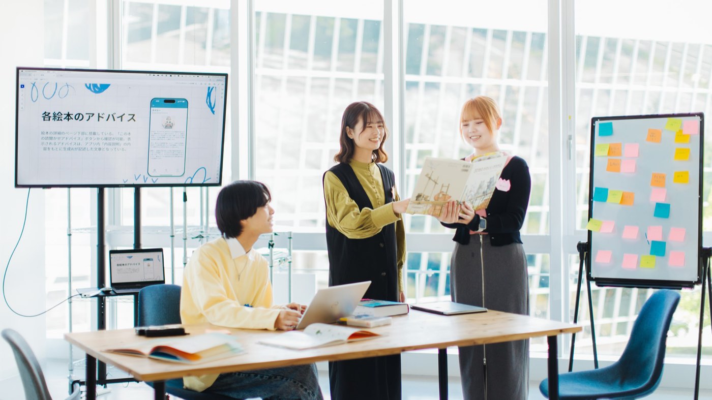 研究室で発表・議論する学生